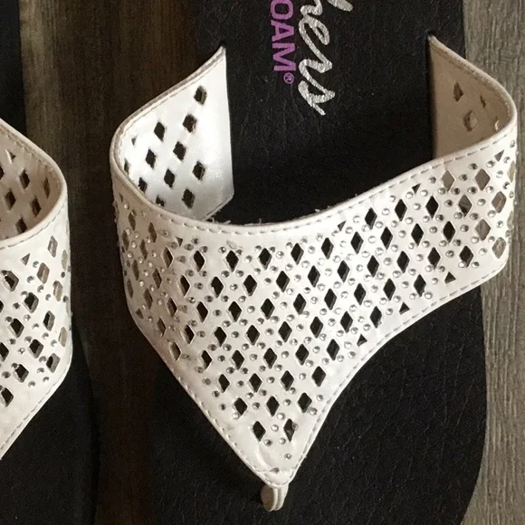 Skechers Yoga Foam sandals white flip flops size 9 - Picture 2 of 7